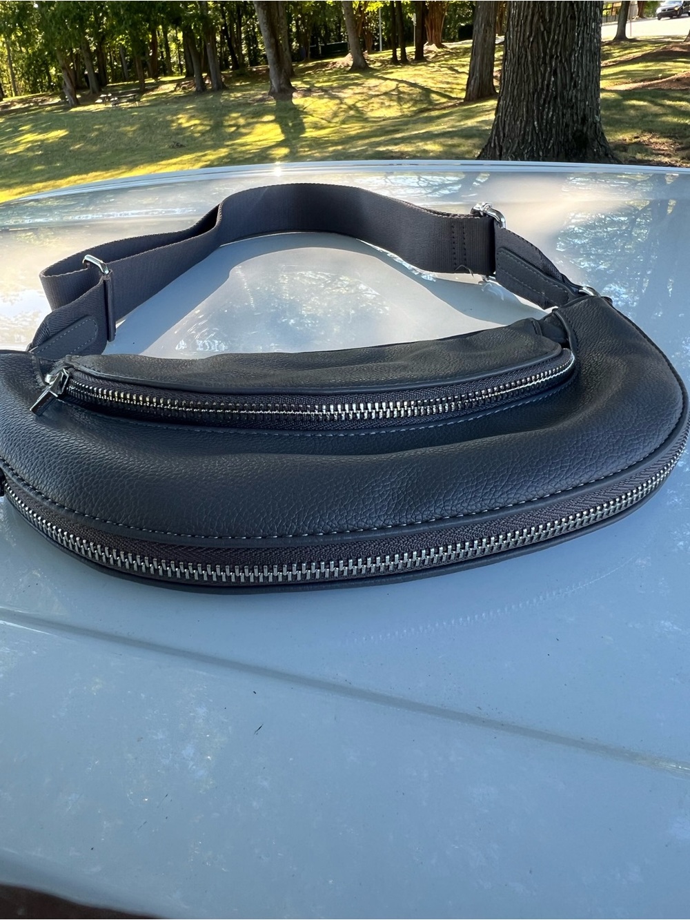 Sondra Roberts Gray Leather Men’s Crossbody Belt Bag - Unbranded